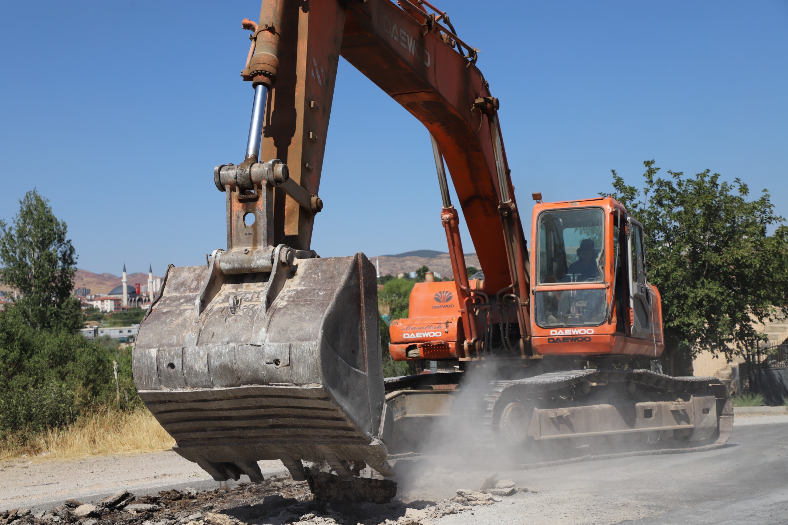 acisu-aile-mezarligina-ulasimi-saglayan-yolda-yapim-calismalarimizi-baslattik